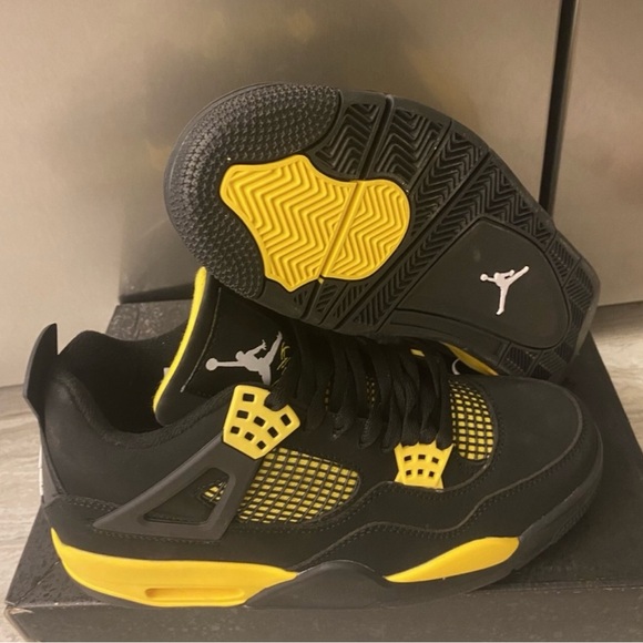 Jordan 4 Retro Thunder - Picture 5 of 5